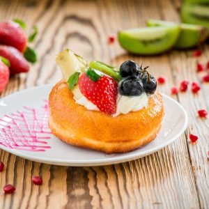 Ромовая бабка с фруктами